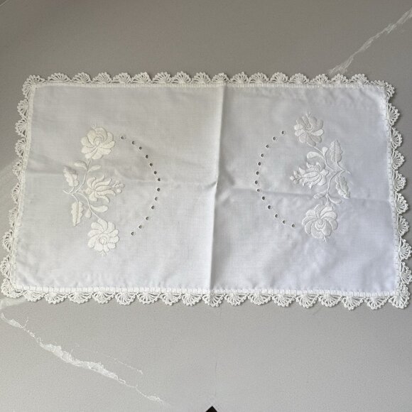NEW Vintage Table Runner And 2 Placemats Warm White Floral Embroidered Crochet - Picture 6 of 14